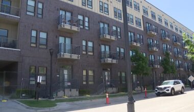 Displaced residents still trying to collect belongings after Fort Worth apartment fire