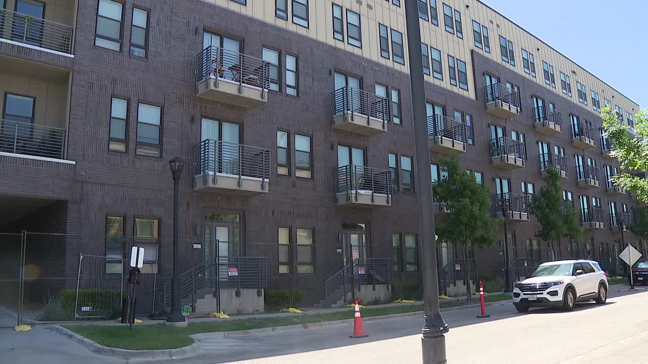 Displaced residents still trying to collect belongings after Fort Worth apartment fire