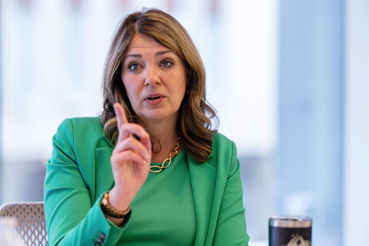 Alberta Eyes Pension Split From Canada in Push for Autonomy