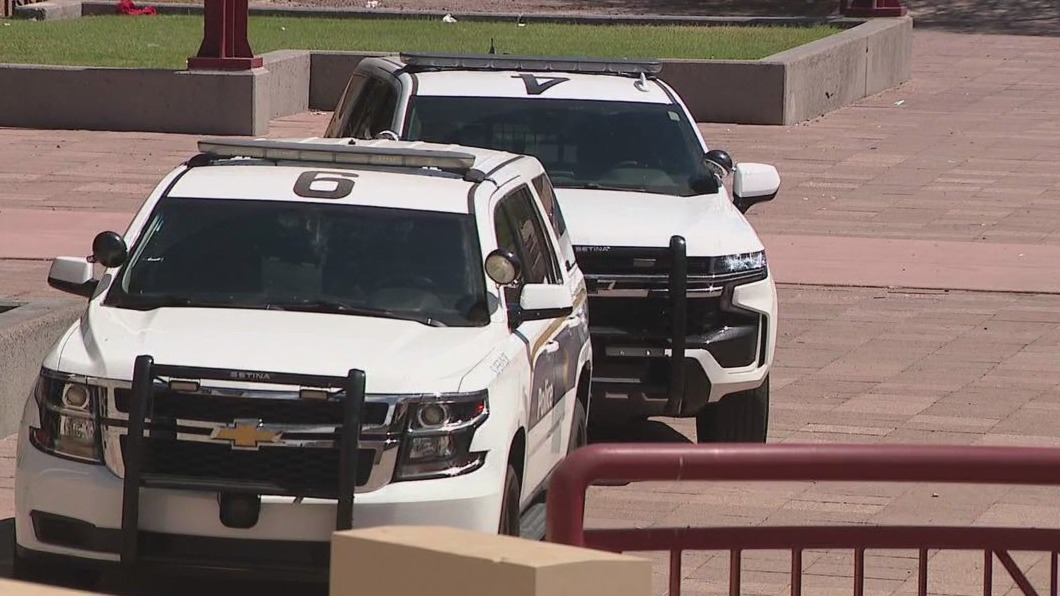 Shooting victim walks into Phoenix library for help