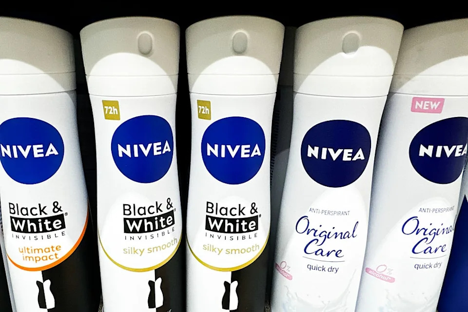 Five Nivea deodorant bottles are lined up, featuring "Black & White" and "Original Care" varieties with different scent and care claims