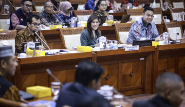 Communications and Digital Minister Meutya Hafid (center) attends a working meeting with House of Representatives Commission I on Nov. 5, 2024, along with her deputy ministers Nezar Patria (left) and Angga Raka Prabowo (right), at the Senayan legislative compound in Jakarta.