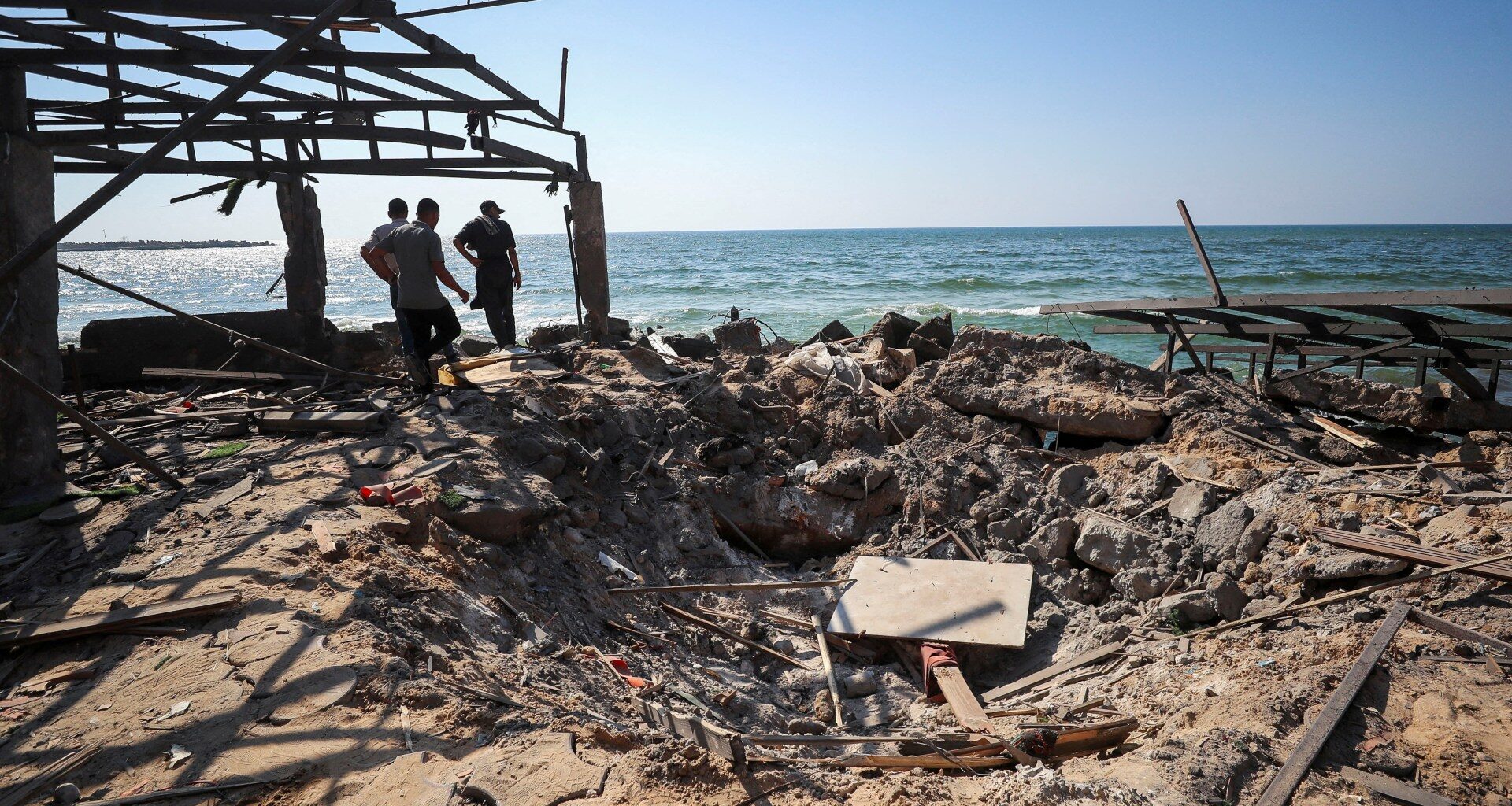 Israel bombs Gaza aid sites, cafe and school, killing 95 Palestinians | Gaza News