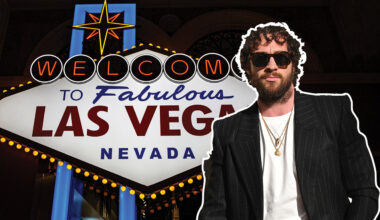 Aaron Taylor-Johnson in front of the Welcome to Las Vegas Sign