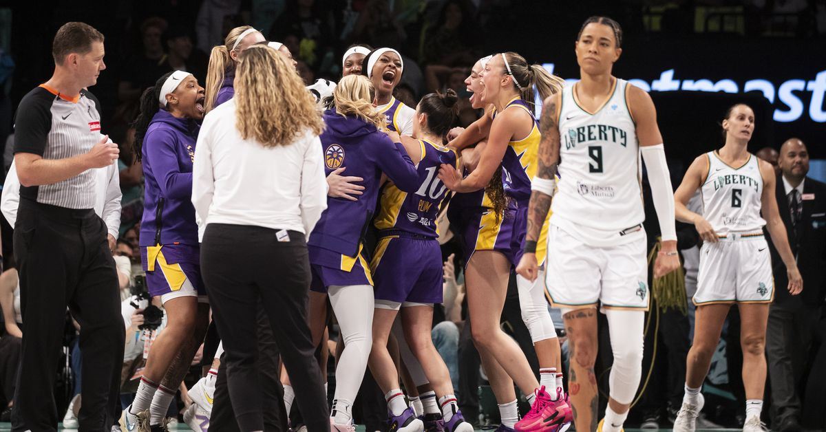 New York Liberty lose Breanna Stewart to injury, game to Los Angeles Sparks on buzzer-beater 101-99