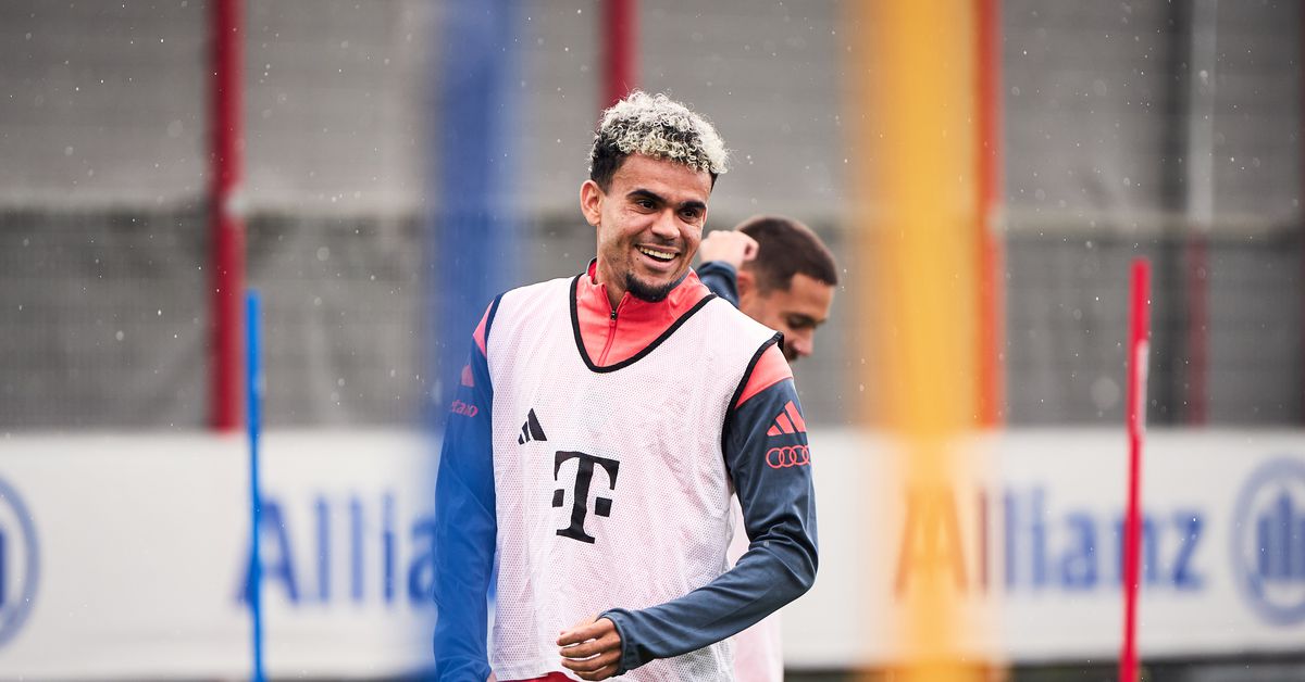New Bayern Munich winger Luis Díaz takes part in first training