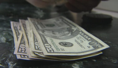 US personal income drops for first time since 2021, raising recession concerns - KUTV