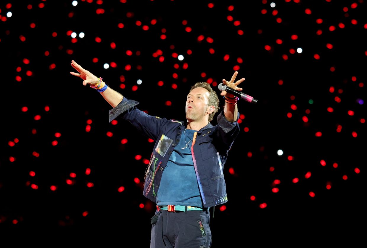 Opinion: As the Coldplay kiss-cam couple fades into the bushes, here’s what the Internet hath wrought