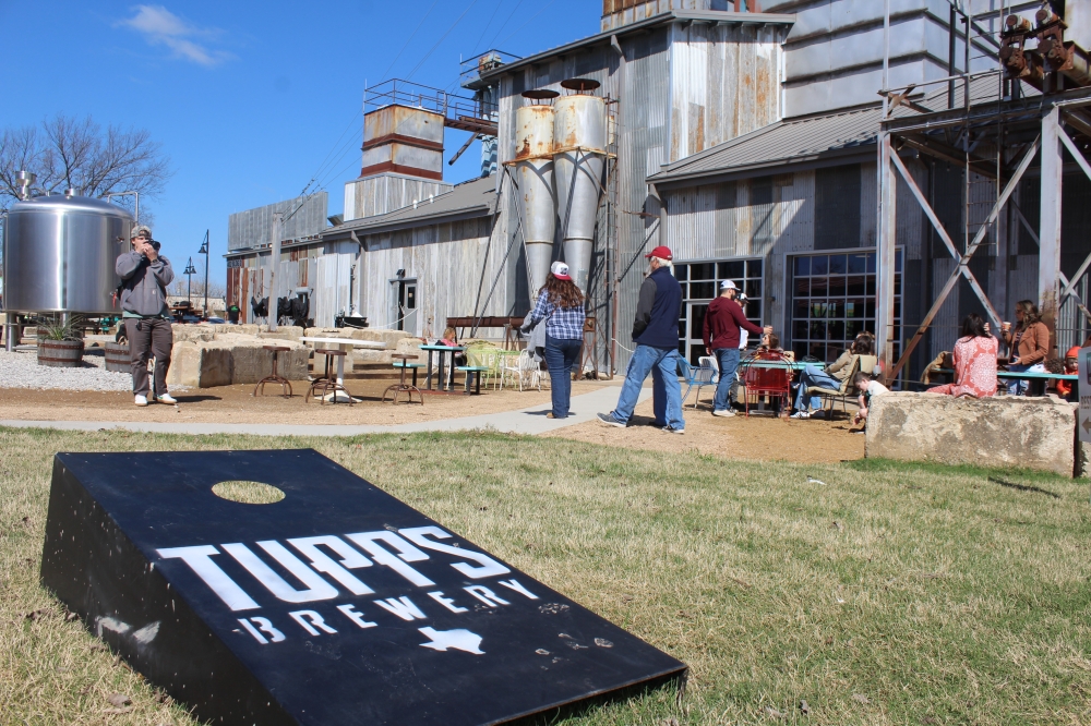 The outside lawn of Tupps Brewery featuring lawn games.