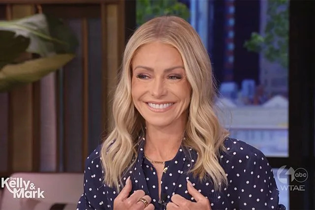 live with kelly & Mark Kelly Ripa on 'Live With Kelly and Mark'
