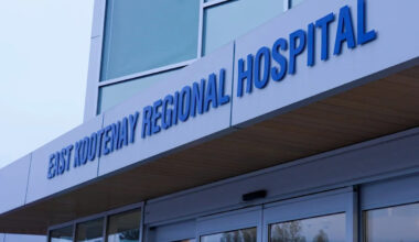 Man hospitalized with life-threatening injuries after grizzly bear attack in B.C.