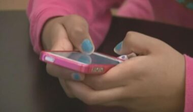 Cellphones banned in Kentucky classrooms, districts will set their own policies | Education