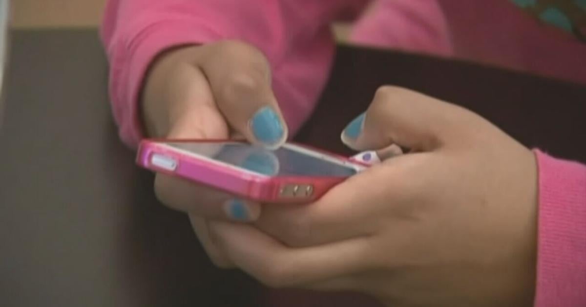 Cellphones banned in Kentucky classrooms, districts will set their own policies | Education