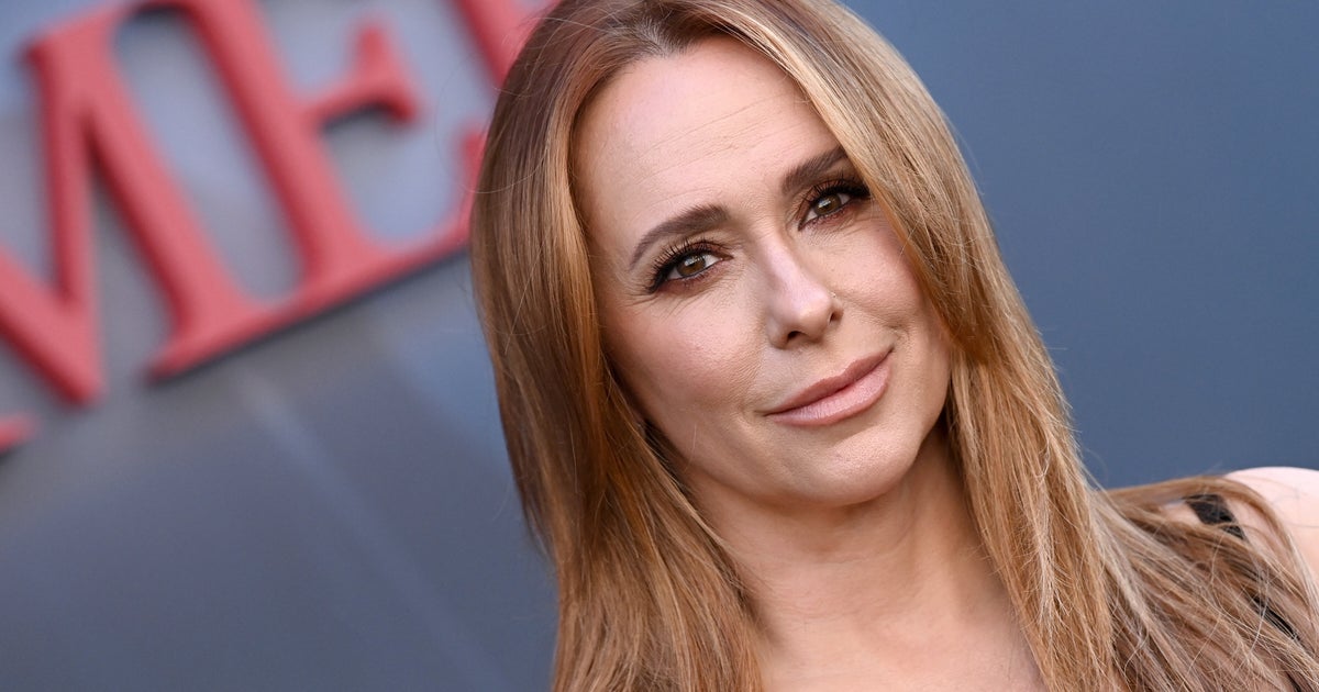 Jennifer Love Hewitt Says She Hasn’t ‘Recovered’ From The 1 Time She Was Herself in Public