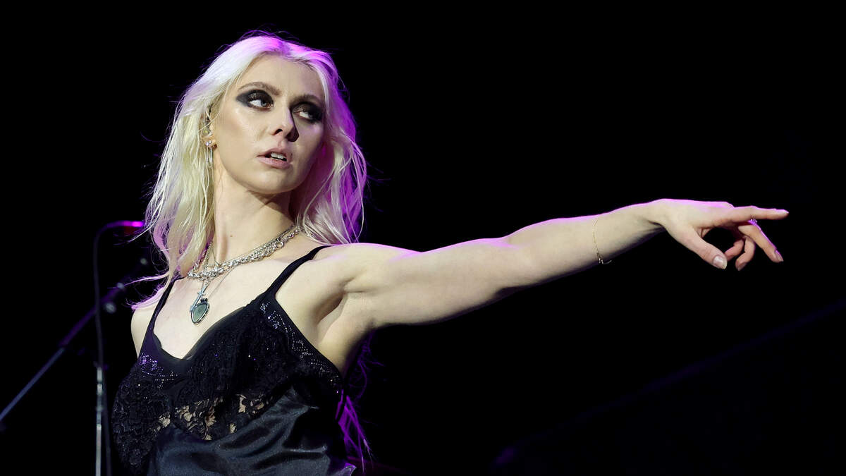 Lookin' at Girlzzz: Jessica Nigri, Taylor Momsen, Kate, Rachel Zoe, JLo! | 94.5 The Buzz