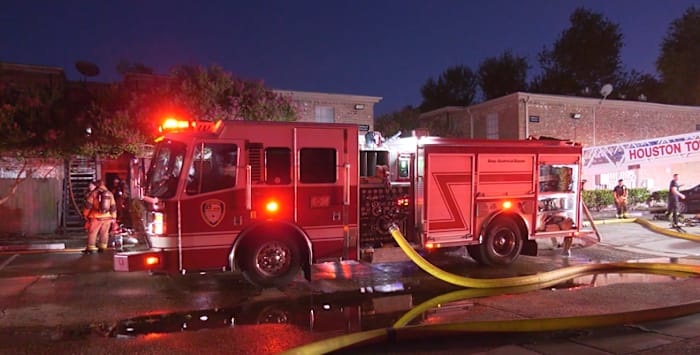 Estimated 40 people displaced after fire at SE Houston apartment complex