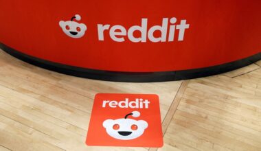 Reddit forecasts strong revenue on AI-driven ad strength, shares surge