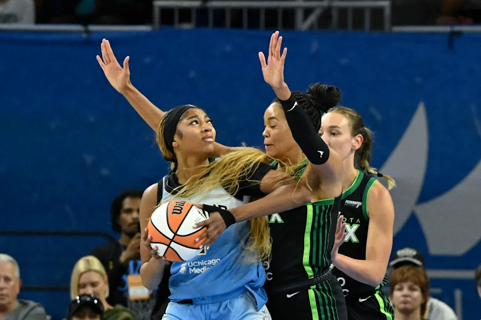 Chicago Sky forward Angel Reese (5) drives to the basket against the Minnesota Lynx.© Matt Marton-Imagn Images