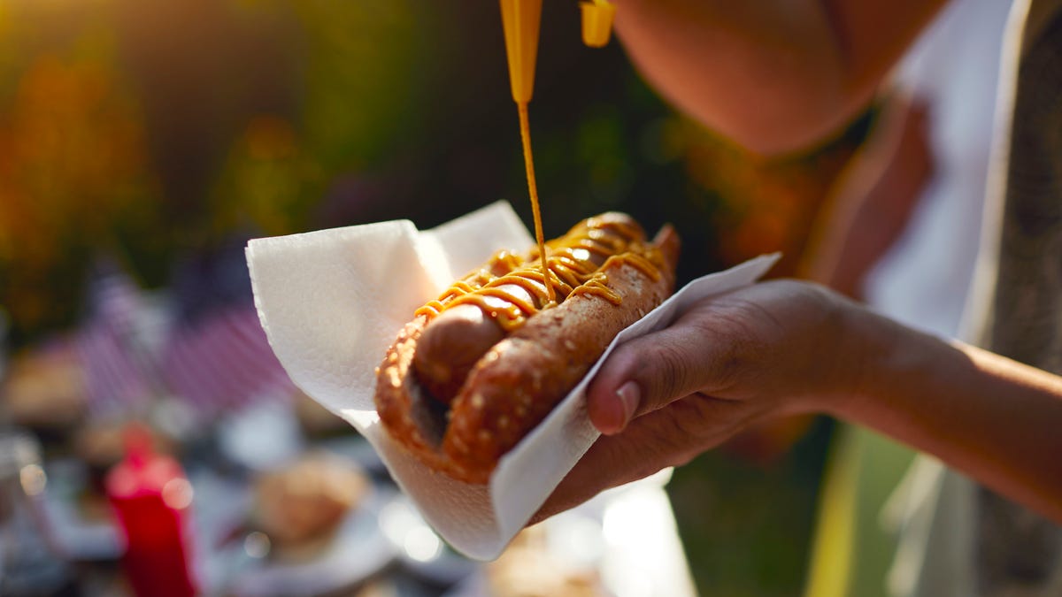 Are hot dogs bad for you? Understand what can make them unhealthy.
