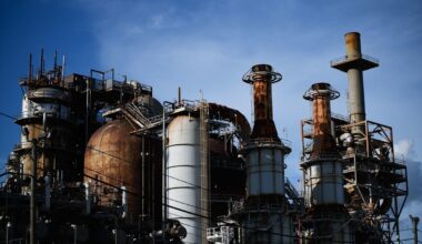 Oil prices caught between a $70 summer and growing surplus fears