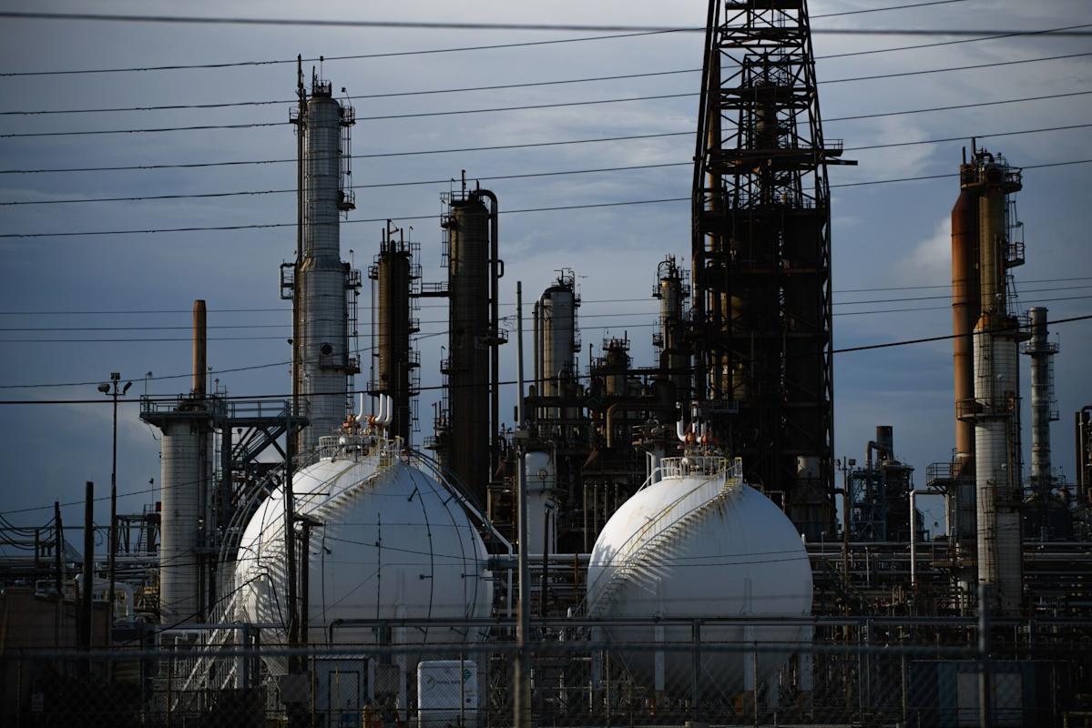 Oil Steadies as Supply Concerns Offset Strong Dollar