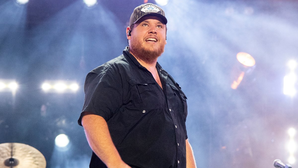 Luke Combs visits The Ledge in Chicago, refuses to go on – NBC Chicago