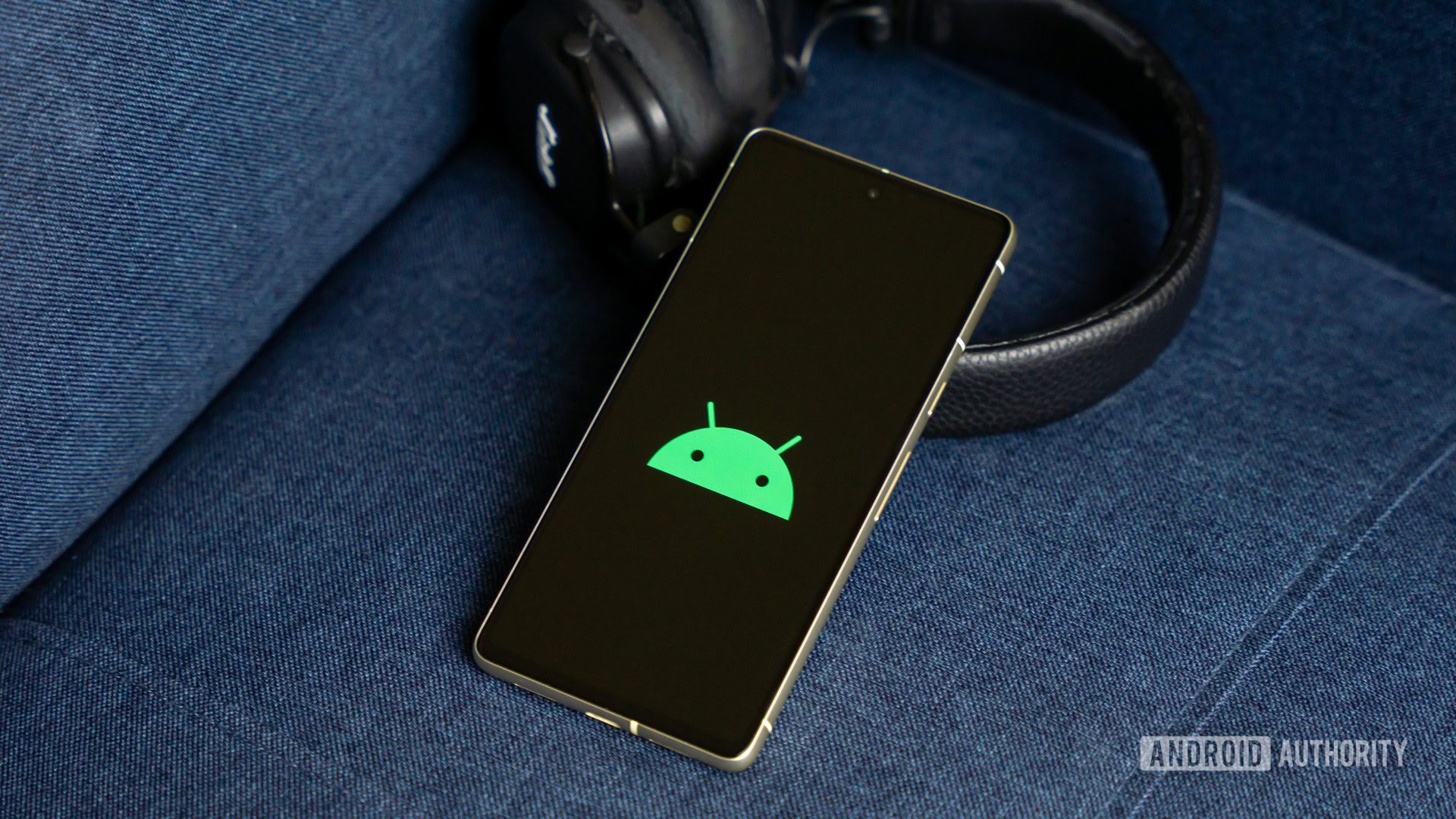 Android logo on smartphone stock photo (12)