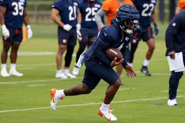 Chicago Bears running back D'Andre Swift (4) practices Wednesday, May 28, 2025, at Halas Hall. (Brian Cassella/Chicago Tribune)