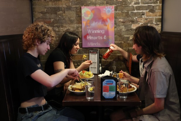 Customers dine during lunch time at The Chicago Diner in Chicago's Lakeview neighborhood, July 24, 2025. (Antonio Perez/Chicago Tribune)