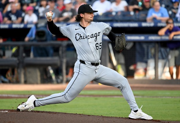 Chicago White Sox pitcher Davis Martin throws during the first inning of a baseball game against the Tampa Bay Rays Tuesday, July 22, 2025, in Tampa, Fla. (AP Photo/Jason Behnken)