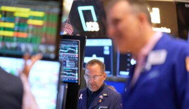 Wall Street hangs near its record as PepsiCo and United Airlines fly