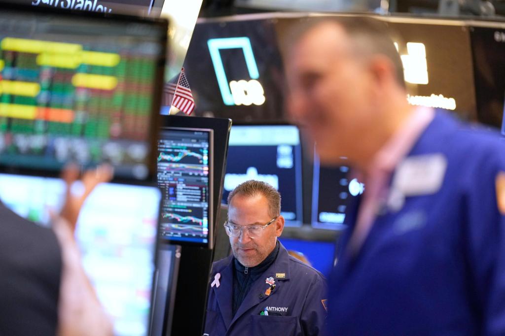 Wall Street hangs near its record as PepsiCo and United Airlines fly