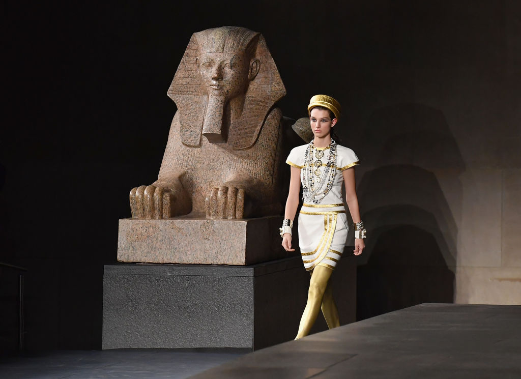 A model walks the runway during the Chanel Metiers D'Art 2018/19 Show at The Metropolitan Museum of Art on December 4, 2018 in New York City. (Photo by Angela Weiss / AFP)        (Photo credit should read ANGELA WEISS/AFP via Getty Images)