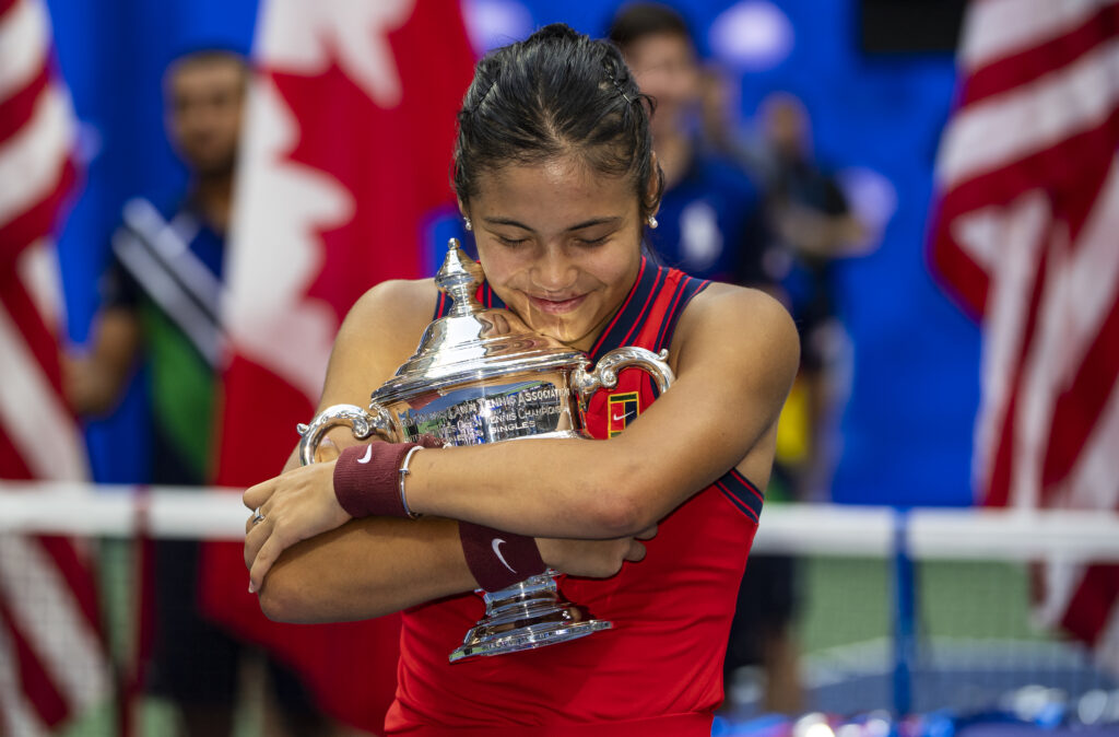 Emma Raducanu hugs the US Open trophy