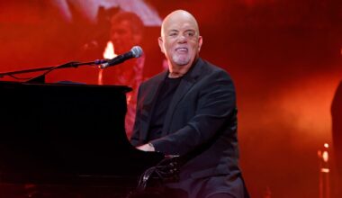 Billy Joel surprises New York pedicab playing his song – NBC New York