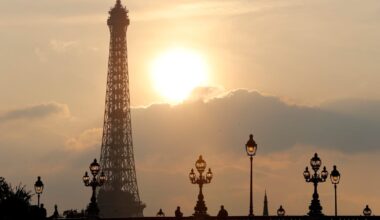 Top of Eiffel Tower closed due to extreme heat – POLITICO