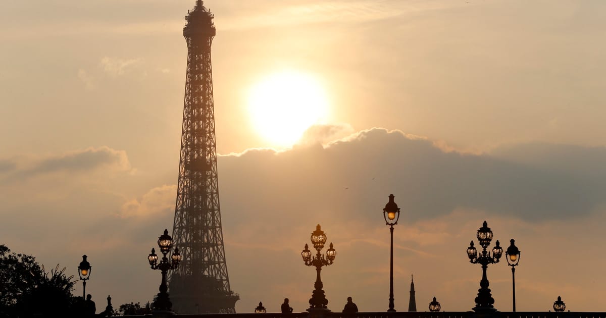 Top of Eiffel Tower closed due to extreme heat – POLITICO
