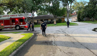 1 dead after SUV crashes into tree, home in W. Houston