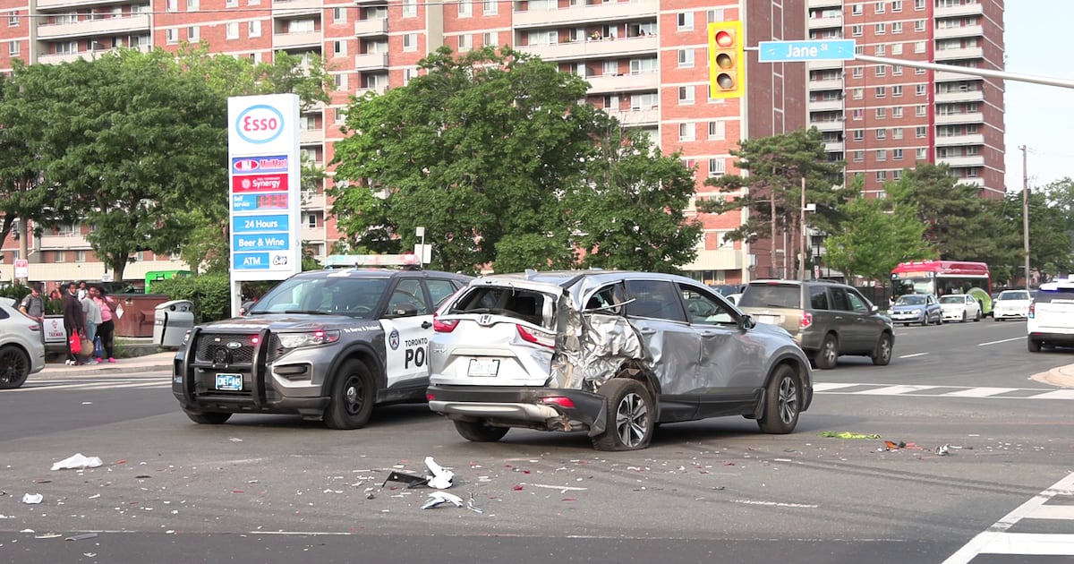 8 vehicles collide in Toronto, police say