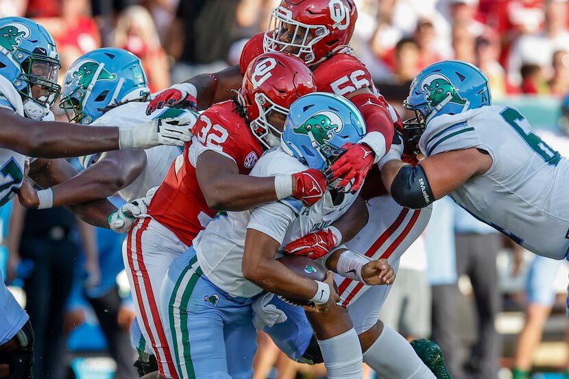 Oklahoma defensive lineman R Mason Thomas sacks Tulane quarterback Darian Mensah (10) on a...