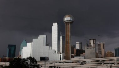 What time can I expect rain in Dallas-Fort Worth over weekend?