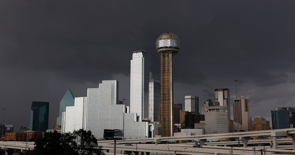 What time can I expect rain in Dallas-Fort Worth over weekend?