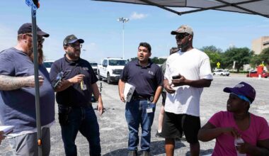 Dallas aims to curb street food distribution. Advocates say it’s violating their rights
