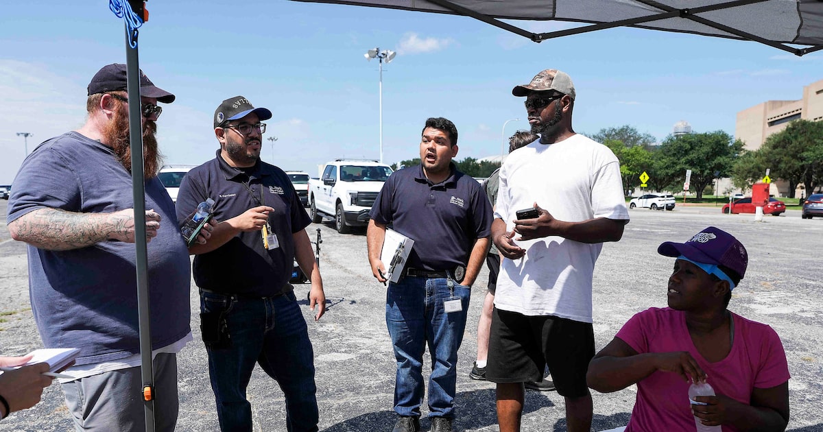 Dallas aims to curb street food distribution. Advocates say it’s violating their rights