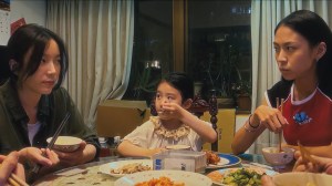 Left-Handed Girl. (L-R) Janel Tsai as Shu-Fen, Nina Ye as I-Jing and Shih-Yuan Ma as I-Ann in Left-Handed Girl. Cr. LEFT-HANDED GIRL FILM PRODUCTION CO, LTD © 2025.