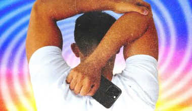 An Easy Morning Stretch Routine to Replace Your Doomscrolling