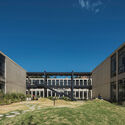 Colombo Hebrew College / Aarón Cohen + Angélica Mejía + Camilo Sellamén + Camilo Fuentes + Joel Amón - Exterior Photography, Courtyard