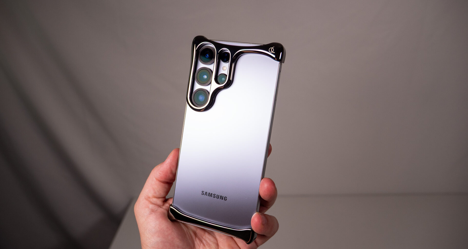 The Aluminum Graphite Arc Pulse case for the Samsung Galaxy S25 Ultra