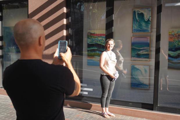 ....People take photos in front of the art work at Edward J. Schwartz Courthouse on Wednesday, June 25, 2025 in San Diego, CA. (Michael Ho / The San Diego Union-Tribune)
