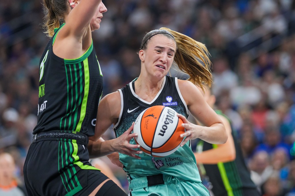 Sabrina Ionescu drives on Alana Smith during the Liberty's loss to the Lynx.